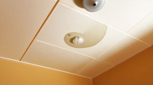 Comment détecter rapidement une fuite au plafond pour prévenir les taches d'humidité