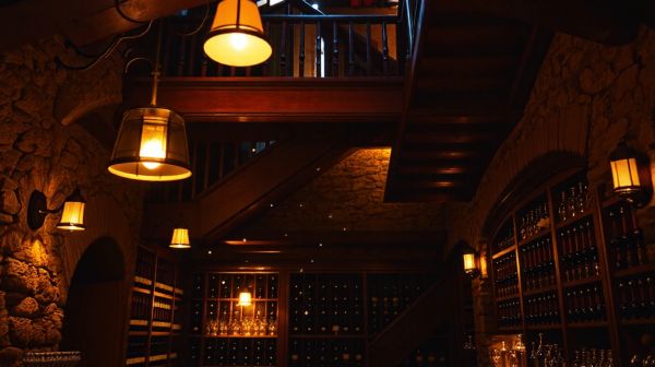 Idées créatives pour une cave à vin sous un escalier