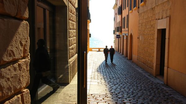 Top conseils pour engager un couvreur à Antibes